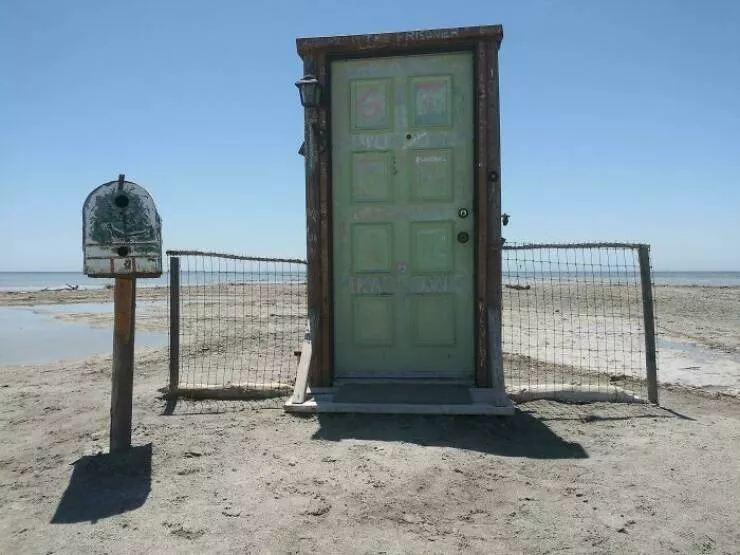 Decouvertes surprenantes sur la plage - #5 Une porte retrouvée sur une plage abandonnée