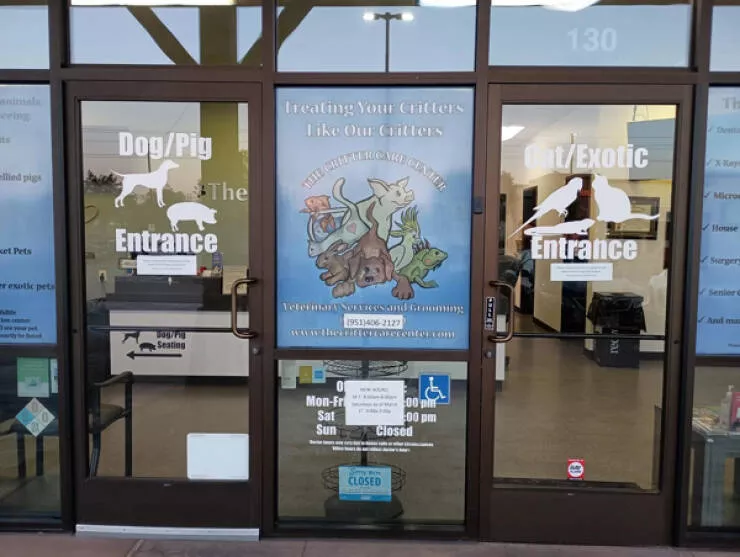 Le quotidien a une tournure inattendue - #12 Les deux entrées d'une clinique vétérinaire pour animaux Le quotidien a une tournure inattendue - #12 Les deux entrées d'une clinique vétérinaire pour animaux