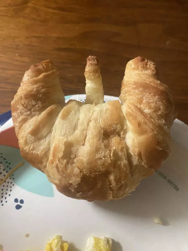 Le quotidien a une tournure inattendue - #13 Mon croissant ressemble au symbole de Star Wars Le quotidien a une tournure inattendue - #13 Mon croissant ressemble au symbole de Star Wars