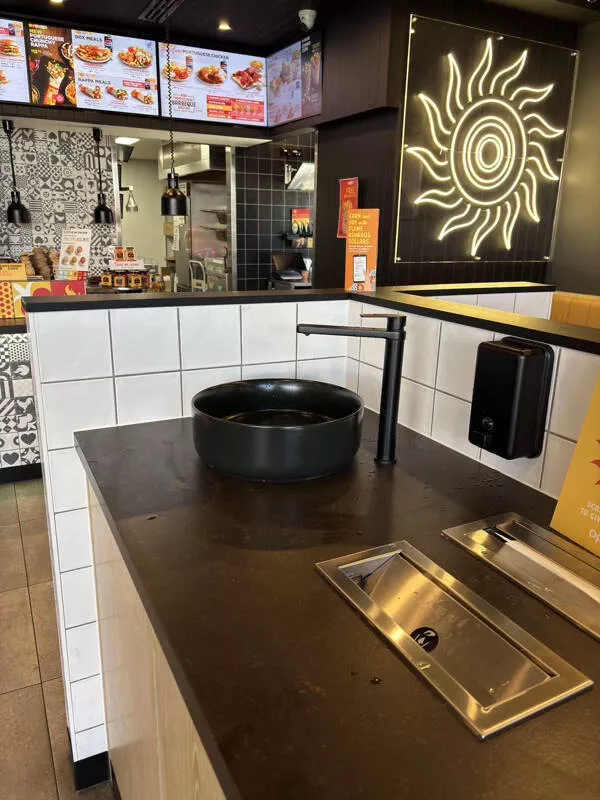Le quotidien a une tournure inattendue - #19 Un lavabo pour se laver les mains dans un restaurant Le quotidien a une tournure inattendue - #19 Un lavabo pour se laver les mains dans un restaurant