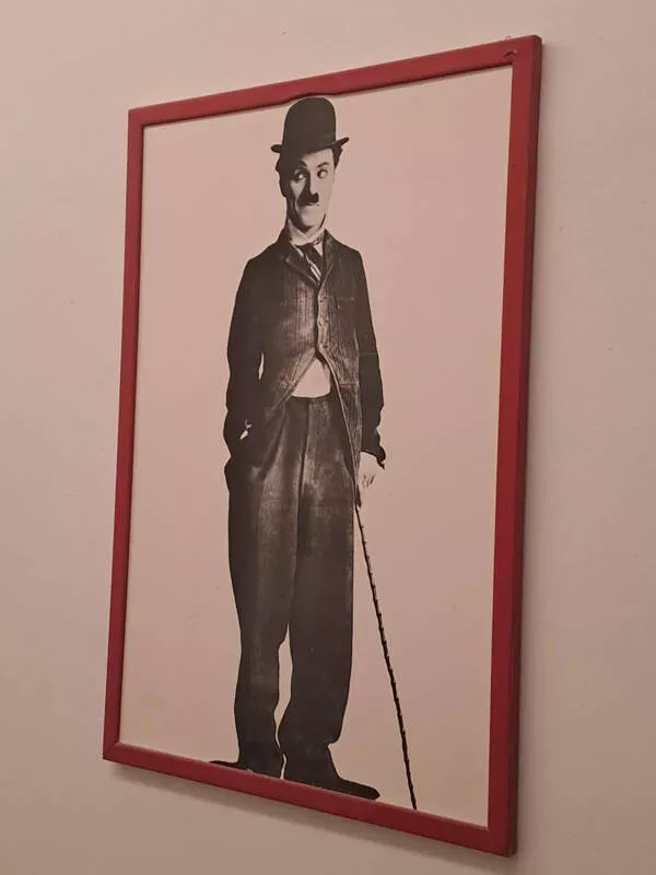 Le quotidien a une tournure inattendue - #3 Le cadre d'une photo a été sculpté pour le chapeau de Chaplin Le quotidien a une tournure inattendue - #3 Le cadre d'une photo a été sculpté pour le chapeau de Chaplin