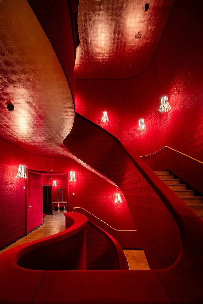 Meilleures photos couleur du concours refocus - #15 Un escalier rouge d'une grande intensité