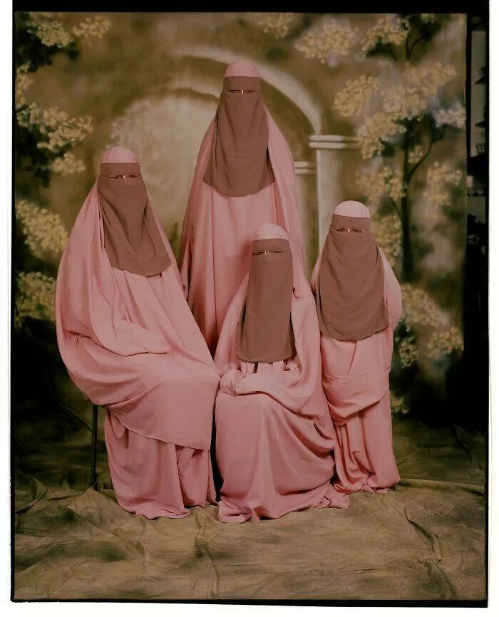 Best color photos from the refocus contest - #32 A pink niqab, a powerful expression
