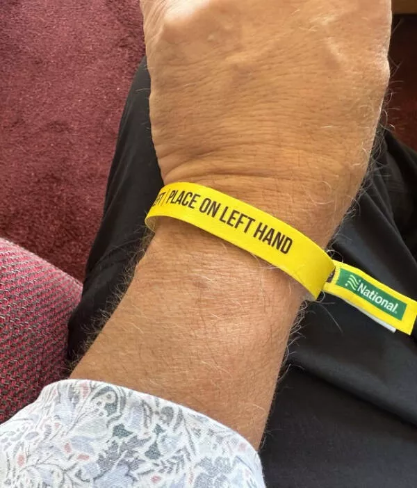 Incredible photos that are worth sharing - #13 A wristband to remind you to drive on the left Incredible photos that are worth sharing - #13 A wristband to remind you to drive on the left