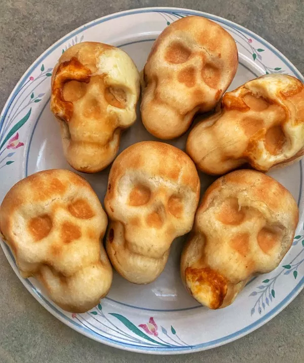 Autumnal vibes and spooky times - #2 Delicious cheese-stuffed garlic bread skulls Autumnal vibes and spooky times - #2 Delicious cheese-stuffed garlic bread skulls