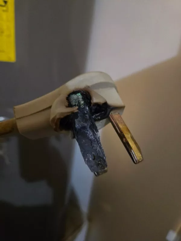 A collection of people having a worse day - #24 The water heater plug burned, no hot water A collection of people having a worse day - #24 The water heater plug burned, no hot water