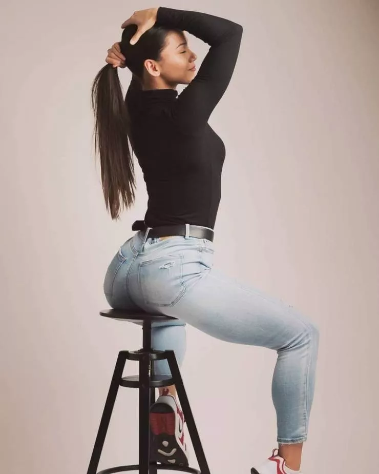Figures that look incredible in tight jeans - #9 