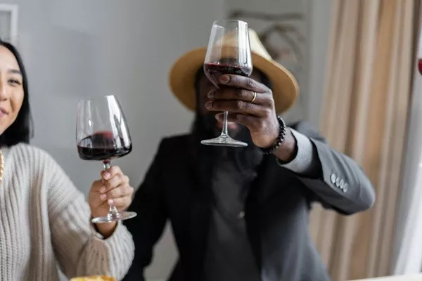 Faits aleatoires pour un cerveau heureux - #10 Pourquoi les Romains levaient-ils un verre de vin ?