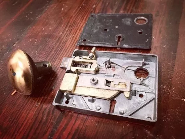 The awesome beauty of cross section pics - #13 A look at an old door lock's inner mechanism