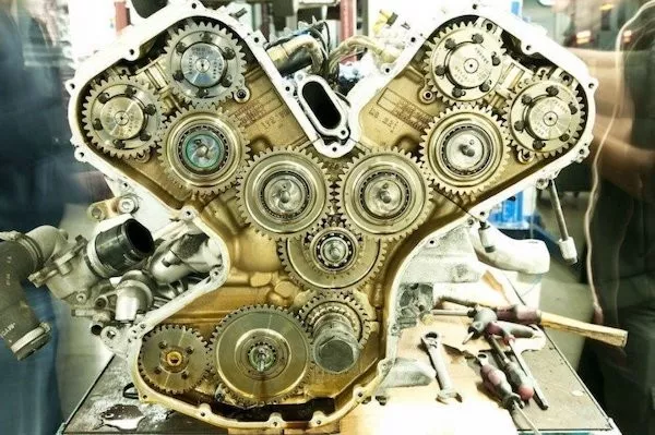 Ces coupes transversales sont fascinantes - #4 La mécanique interne d'une Ferrari Enzo