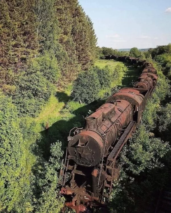 Ces lieux abandonnes qui valent le detour - #1 Cimetière de locomotives dans le Krai de Perm