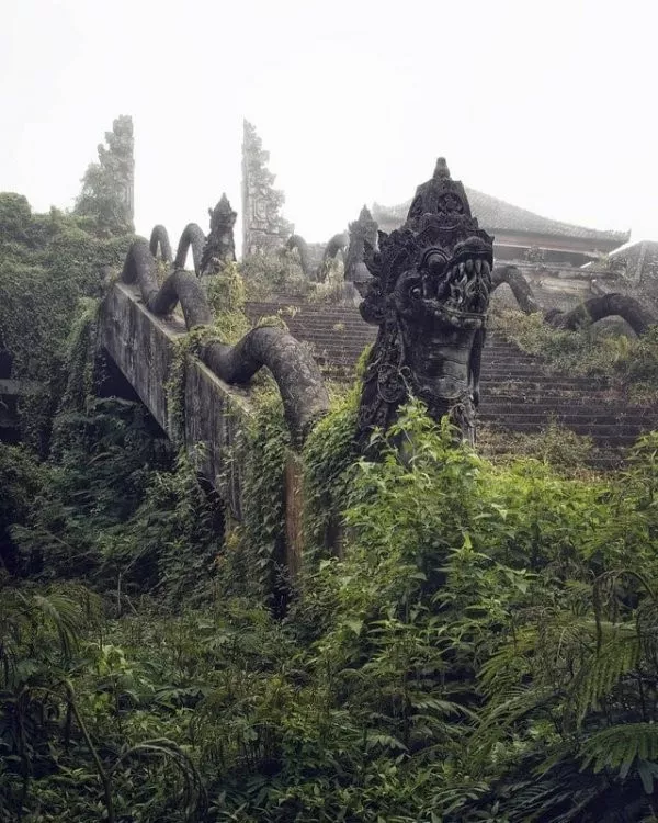Ces lieux abandonnes qui valent le detour - #15 Des marches vers un hôtel délaissé à Bali