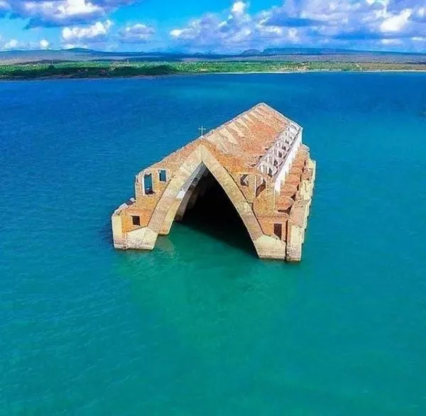 Ces lieux abandonnes qui valent le detour - #17 Une église inondée au Brésil par les eaux