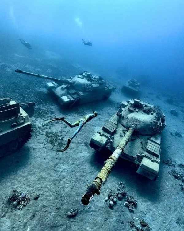 Ces lieux abandonnes qui valent le detour - #18 De vieux chars au musée sous-marin en Jordanie