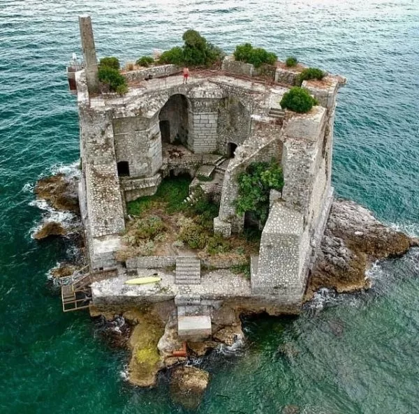 Ces lieux abandonnes qui valent le detour - #6 La tour Torre Scola, une relique du passé