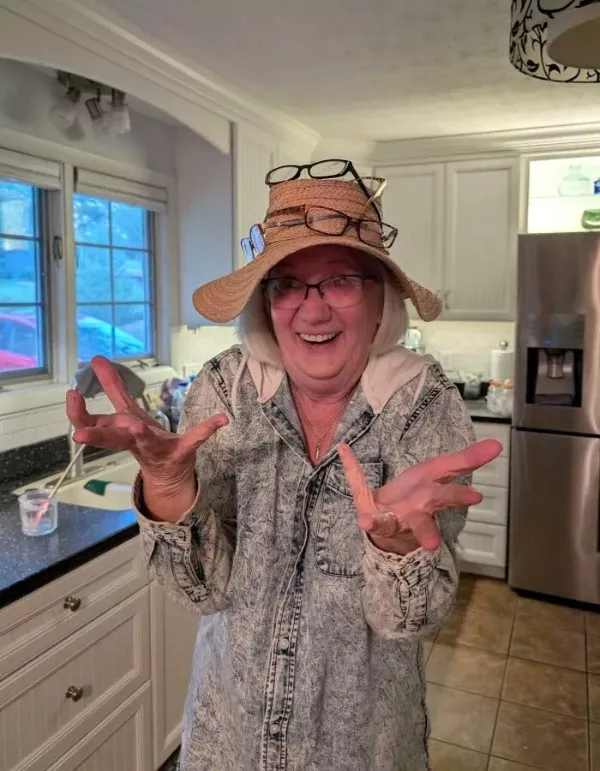 Ces parents qui sont de vrais humoristes - #14 Le chapeau de ma mère pour une fête de chapeaux amusants