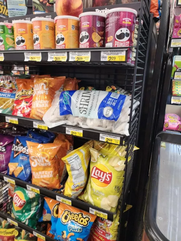 Ces moments de malchance hilarants - #10 Un client a laissé des crevettes congelées dans les chips
