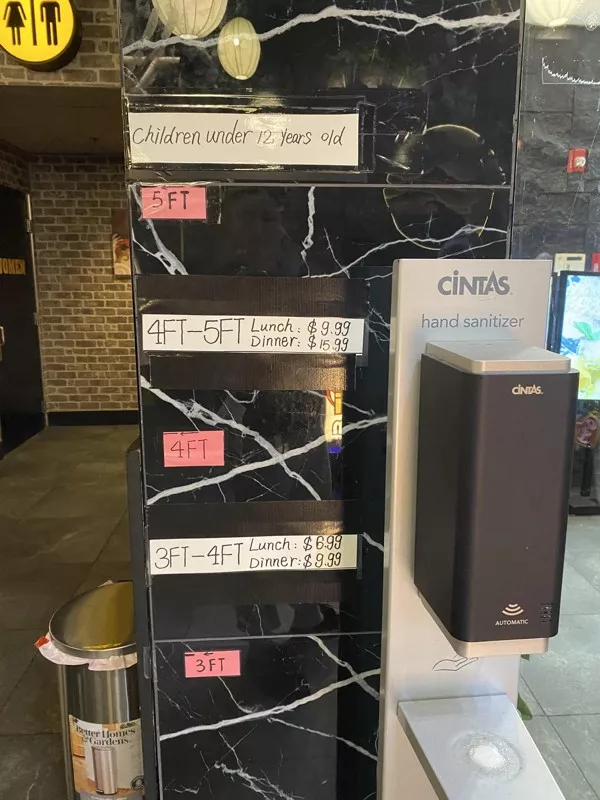 Ces photos qui ne vous laisseront pas indifferent - #11 Un restaurant de sushis avec des prix basés sur la taille
