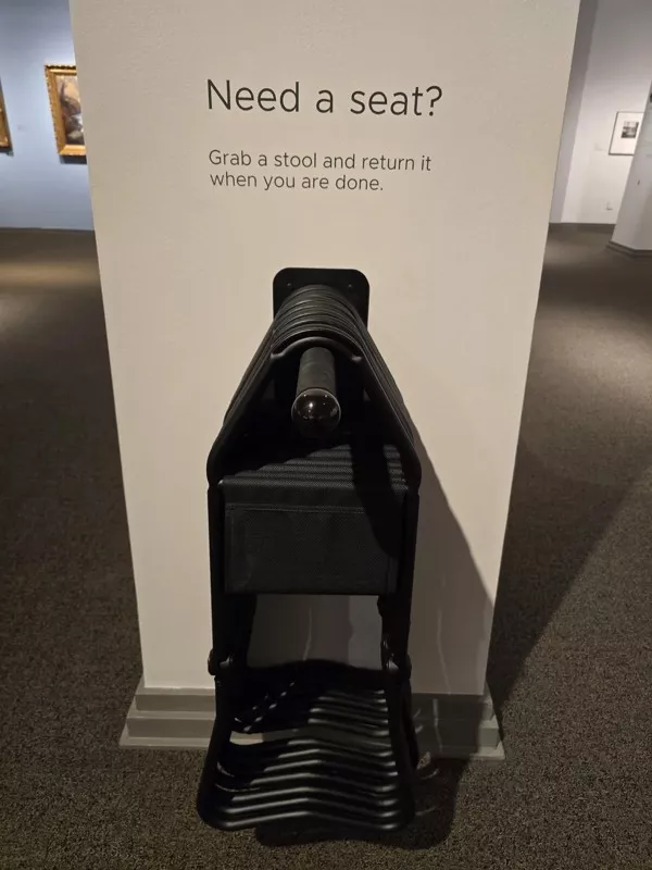 Ces photos qui ne vous laisseront pas indifferent - #19 Ce musée prête des tabourets pour se reposer