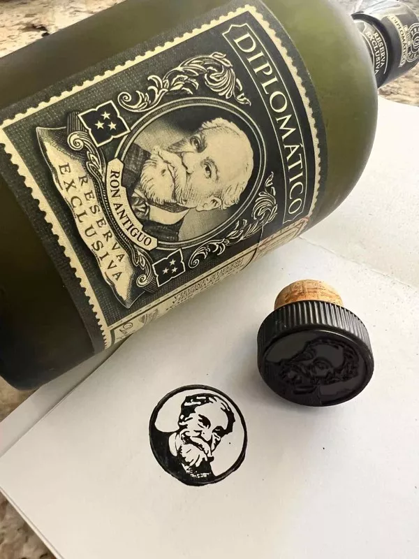 Ces photos qui ne vous laisseront pas indifferent - #21 Un bouchon de rhum qui est aussi un tampon