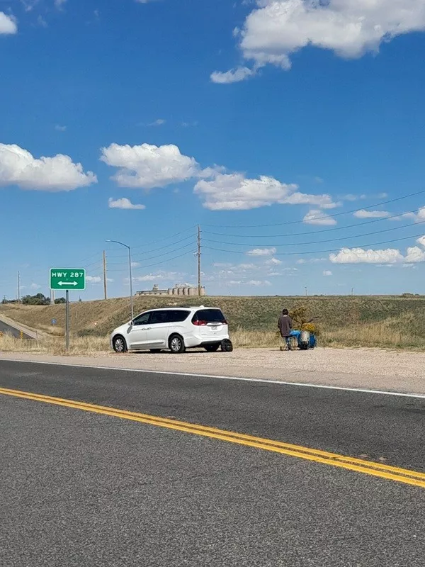 La joie est dans les petits details de la vie - #3 Un homme jouait de la batterie sur le bord de la route