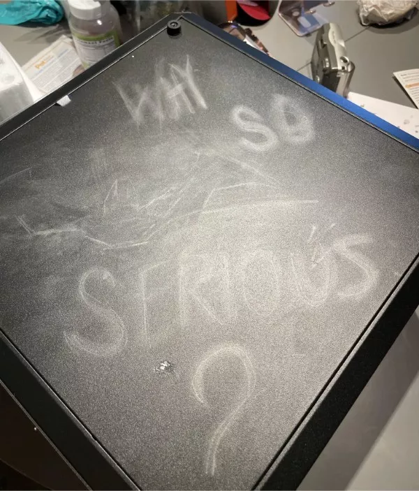 Bienvenue dans une journee de malchance - #12 Un nouvel ordinateur marqué d'une gravure impossible à effacer