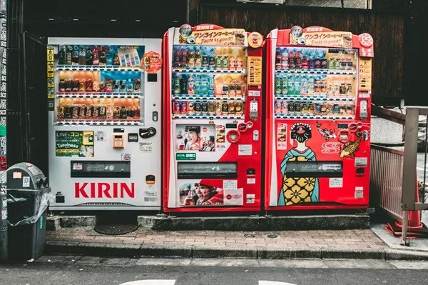 Votre dose de faits aleatoires et insolites - #7 Un distributeur automatique pour 40 habitants au Japon Votre dose de faits aleatoires et insolites - #7 Un distributeur automatique pour 40 habitants au Japon