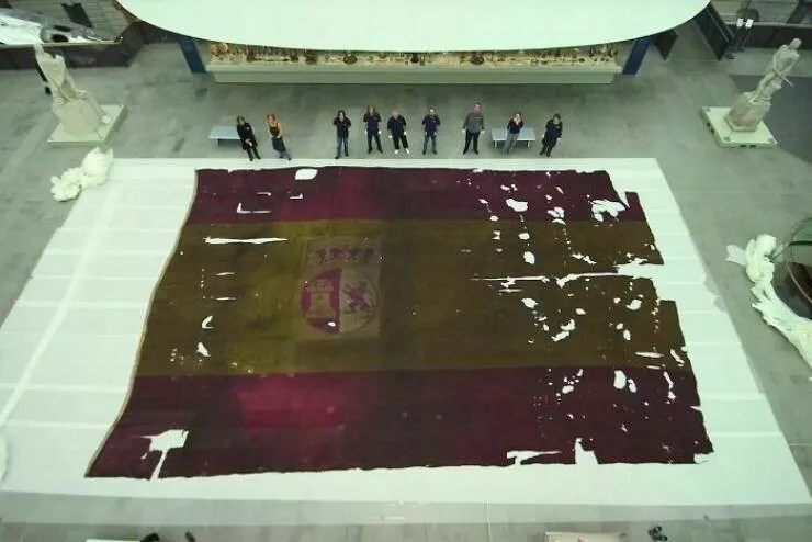 Comparaisons de taille lhumain comme metre etalon - #10 La taille d'un drapeau d'un navire espagnol en 1805