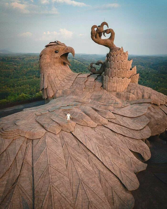 Comparaisons de taille lhumain comme metre etalon - #13 La plus grande sculpture d'oiseau au monde, Jadayupara