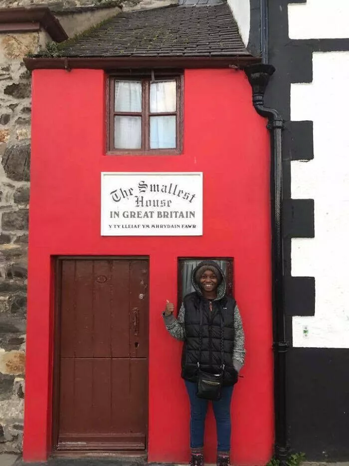 Size comparisons humans as the yardstick - #26 The smallest house in Great Britain Size comparisons humans as the yardstick - #26 The smallest house in Great Britain