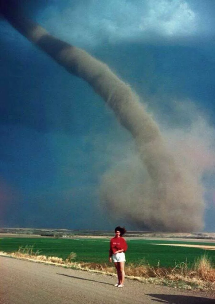Size comparisons humans as the yardstick - #34 Nebraska resident posing with an F-1 tornado Size comparisons humans as the yardstick - #34 Nebraska resident posing with an F-1 tornado