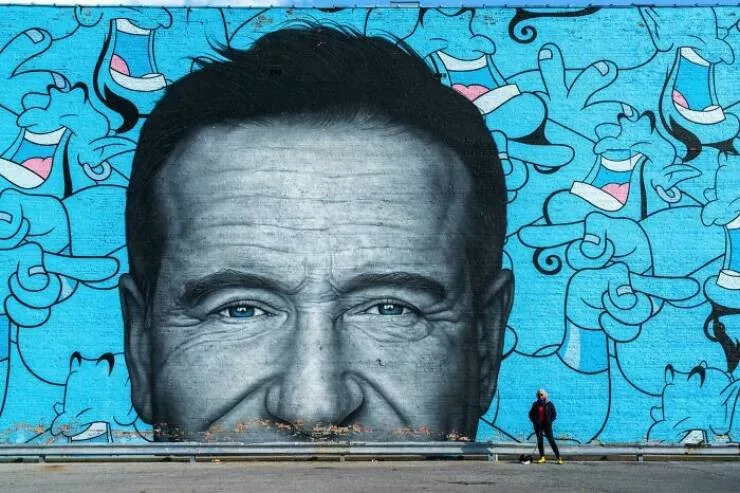 Size comparisons humans as the yardstick - #7 The Robin Williams mural in Chicago Size comparisons humans as the yardstick - #7 The Robin Williams mural in Chicago