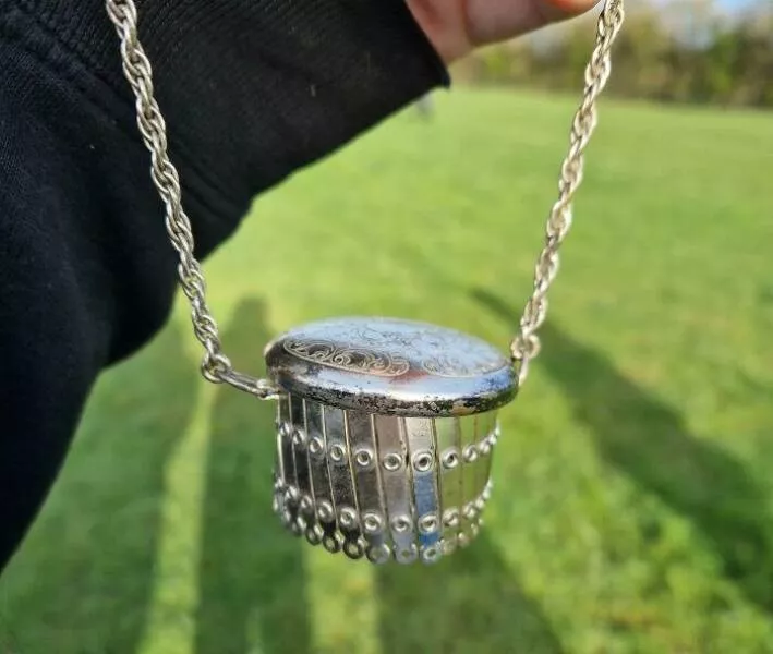 Internet detectives mysteries and antique objects - #10 An expandable metal circle with a chain and a lid Internet detectives mysteries and antique objects - #10 An expandable metal circle with a chain and a lid