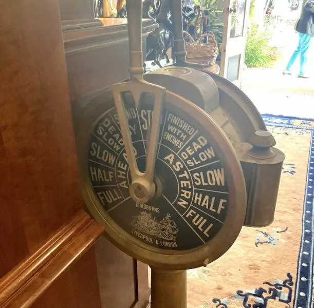 Internet detectives mysteries and antique objects - #29 A circular item on a post at an antique store