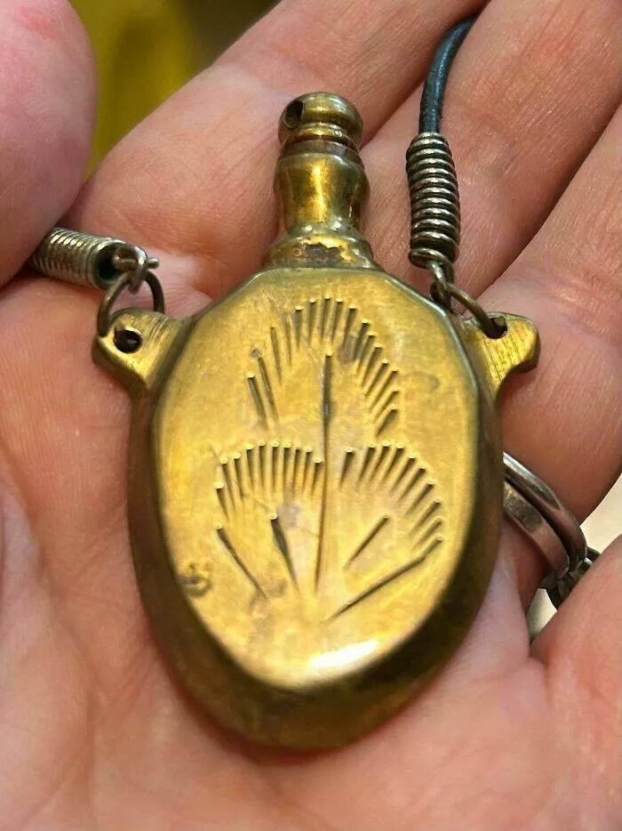 Internet detectives mysteries and antique objects - #33 A 100-year-old tiny flask that smells like cloves