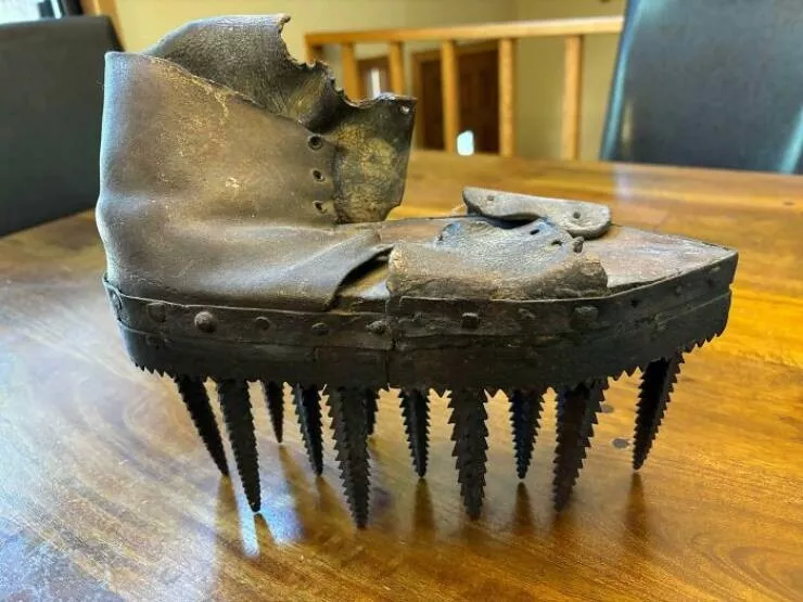 Internet detectives mysteries and antique objects - #8 An old leather mountaineering boot with long metal spikes Internet detectives mysteries and antique objects - #8 An old leather mountaineering boot with long metal spikes