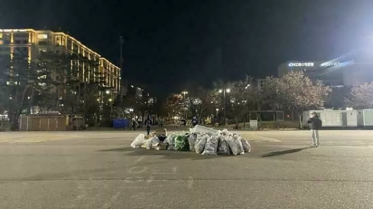 Photos and facts that change your perspective - #1 A million protesters cleaned up Central Seoul after leaving Photos and facts that change your perspective - #1 A million protesters cleaned up Central Seoul after leaving