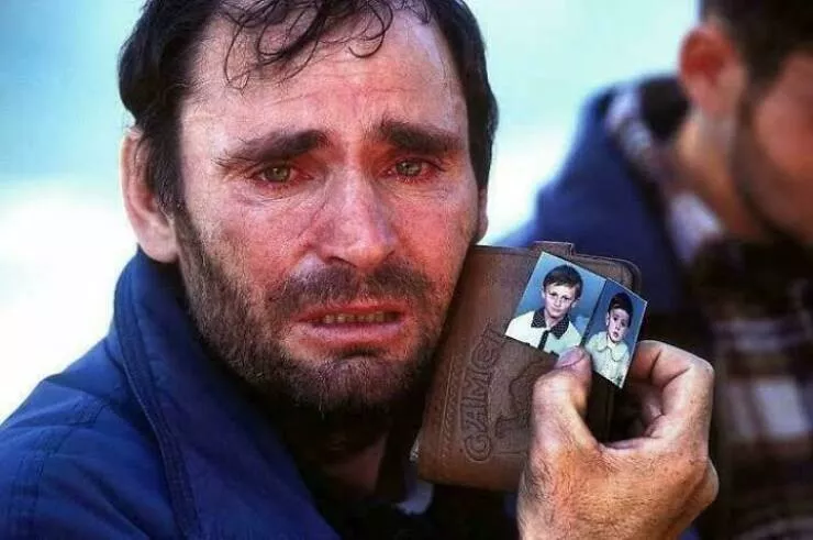 Photos et faits qui changent la perspective - #12 Un père cherche ses fils disparus pendant la guerre du Kosovo Photos et faits qui changent la perspective - #12 Un père cherche ses fils disparus pendant la guerre du Kosovo