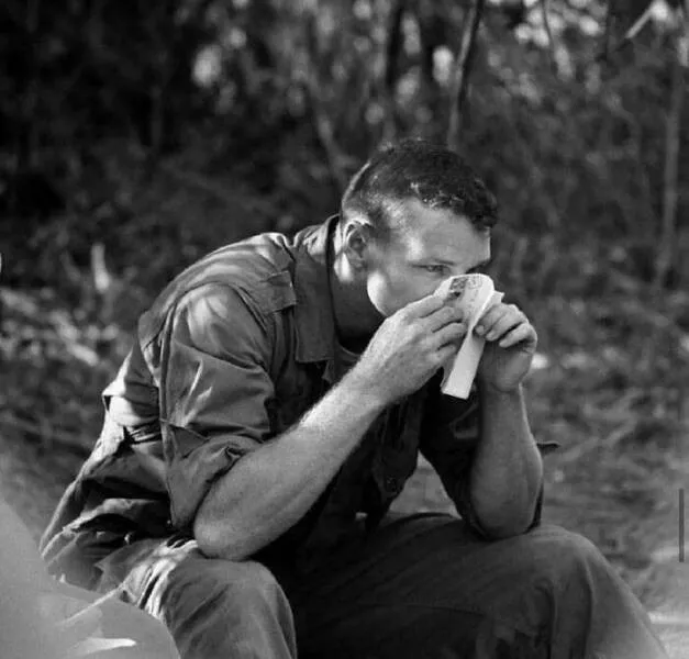 Photos et faits qui changent la perspective - #15 Un soldat au Vietnam sent le parfum d'une lettre de sa petite amie Photos et faits qui changent la perspective - #15 Un soldat au Vietnam sent le parfum d'une lettre de sa petite amie