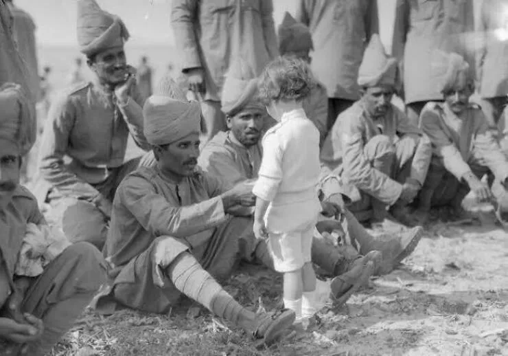 Photos et faits qui changent la perspective - #20 Un garçon français salue des soldats indiens en 1914 Photos et faits qui changent la perspective - #20 Un garçon français salue des soldats indiens en 1914