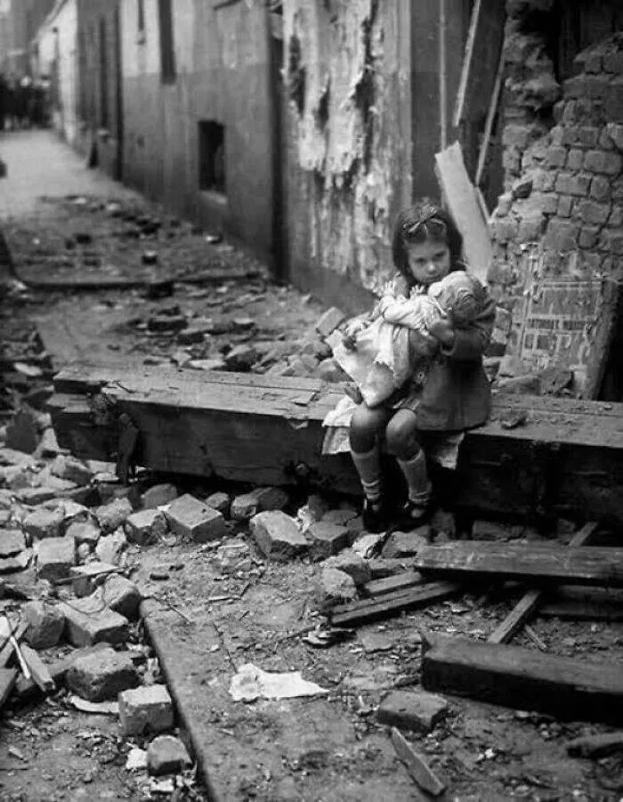 Photos and facts that change your perspective - #21 London 1940: Girl sits in wreckage holding her doll Photos and facts that change your perspective - #21 London 1940: Girl sits in wreckage holding her doll