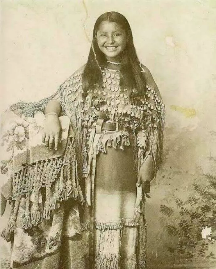 Photos and facts that change your perspective - #22 Kiowa girl O-O-Be in an elk teeth dress, 1894 Photos and facts that change your perspective - #22 Kiowa girl O-O-Be in an elk teeth dress, 1894
