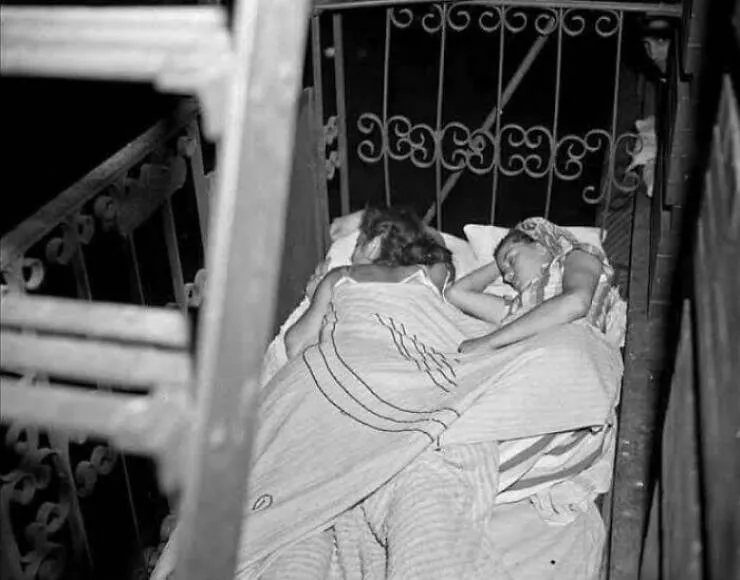 Photos and facts that change your perspective - #30 Women sleeping on a fire escape to escape the heat Photos and facts that change your perspective - #30 Women sleeping on a fire escape to escape the heat