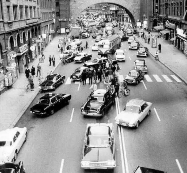 Photos et faits qui changent la perspective - #38 La Suède change de côté de route sans blessure grave en 1967 Photos et faits qui changent la perspective - #38 La Suède change de côté de route sans blessure grave en 1967