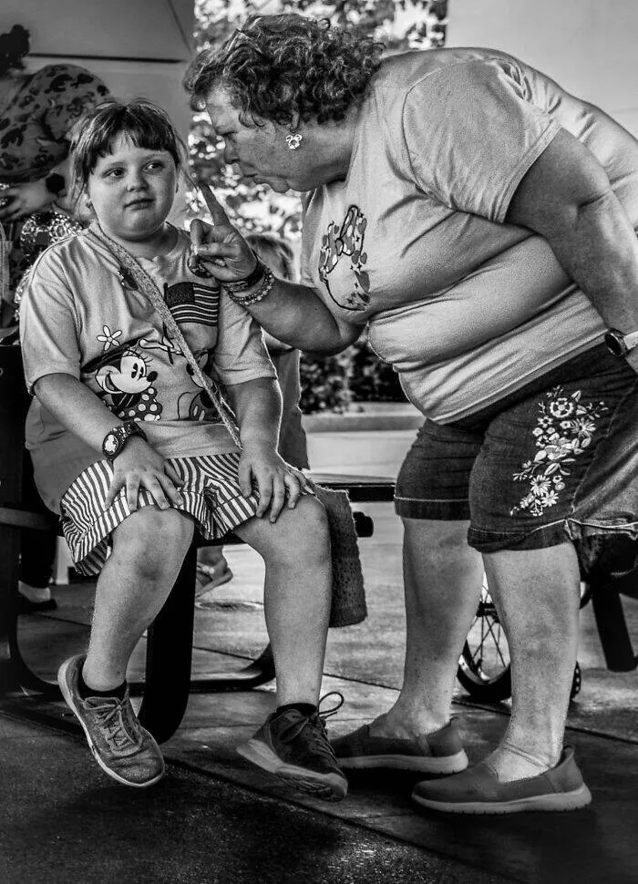Le meilleur de la photographie de rue 2025 - #13 Finaliste : Résigné par Jonathan Varjabedian, États-Unis