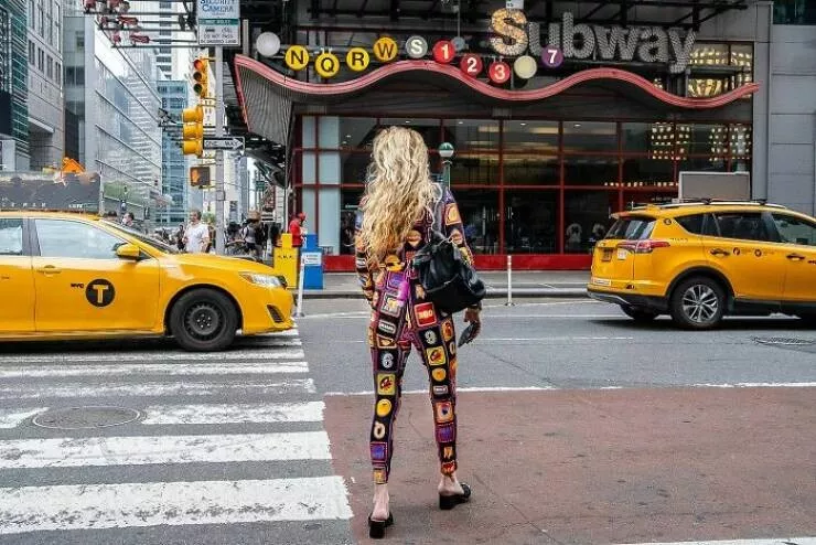Le meilleur de la photographie de rue 2025 - #19 Finaliste : Combinaison de métro par Alexandra Avlonitis, États-Unis