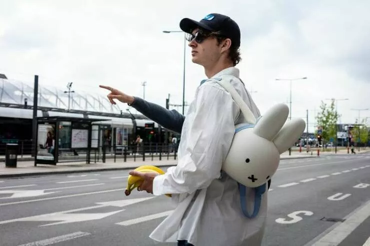 Le meilleur de la photographie de rue 2025 - #20 Finaliste : Les lapins ne mangent pas de bananes par Bjoern Maletz, Allemagne