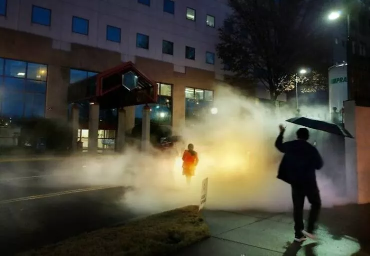 Le meilleur de la photographie de rue 2025 - #25 Finaliste : À travers la fumée par Kaustav Gangopadhyay, États-Unis Le meilleur de la photographie de rue 2025 - #25 Finaliste : À travers la fumée par Kaustav Gangopadhyay, États-Unis