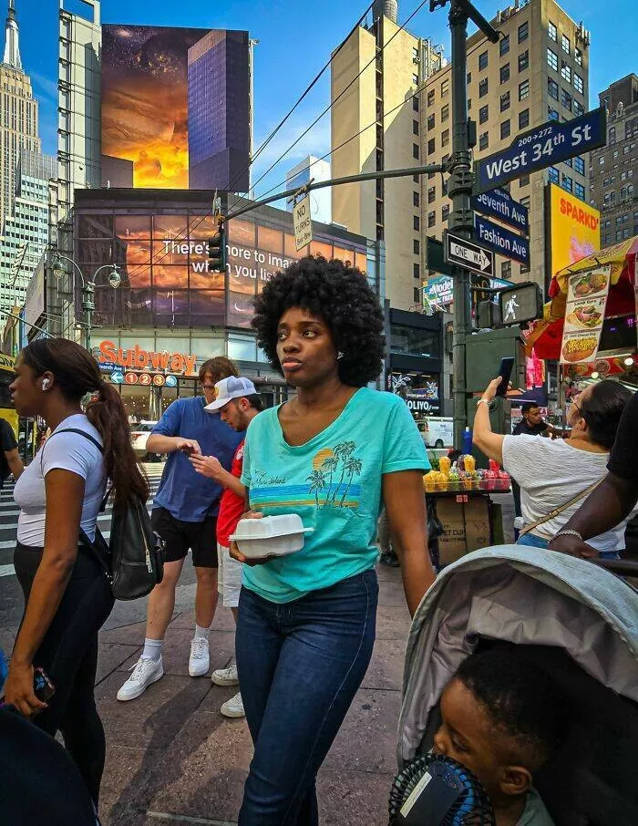 Le meilleur de la photographie de rue 2025 - #26 Finaliste : Madre Madonna Moderna par L Abigail Chua, États-Unis Le meilleur de la photographie de rue 2025 - #26 Finaliste : Madre Madonna Moderna par L Abigail Chua, États-Unis