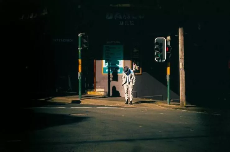 Le meilleur de la photographie de rue 2025 - #27 Finaliste : Grâce tenue par Dan Ratner, Australie Le meilleur de la photographie de rue 2025 - #27 Finaliste : Grâce tenue par Dan Ratner, Australie